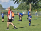 Laatste training S.K.N.W.K. JO8-1 (partijtje tegen de ouders) van maandag 2 juni 2025 (104/123)